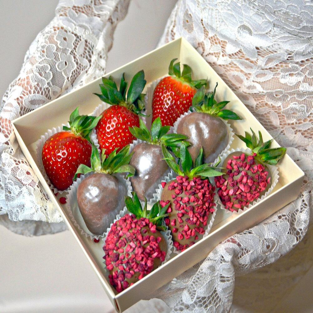 Клубника в шоколаде 9-12* ягод🍓 "Набор 25" сублимировая малина клубника, пищевые блестки и свежая клубника - фото 2