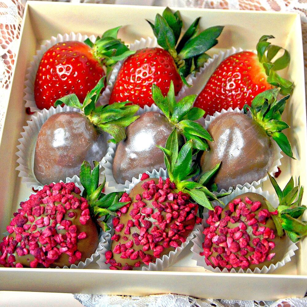 Клубника в шоколаде 9-12* ягод🍓 "Набор 25" сублимировая малина клубника, пищевые блестки и свежая клубника - фото 3