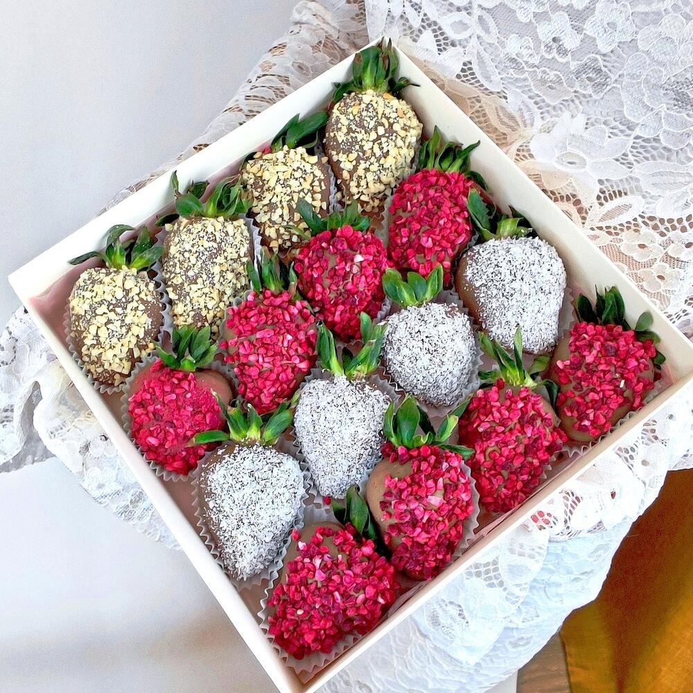 🍓T16: Клубника в бельгийском шоколаде с малиной, кокосом и арахисом 16-20 ягод - фото 2