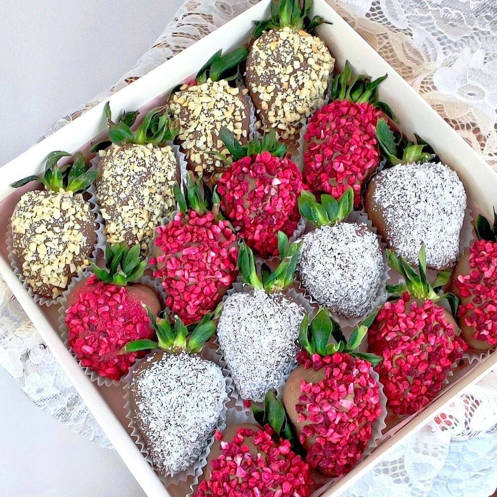 🍓T16: Клубника в бельгийском шоколаде с малиной, кокосом и арахисом 16-20 ягод - фото 4