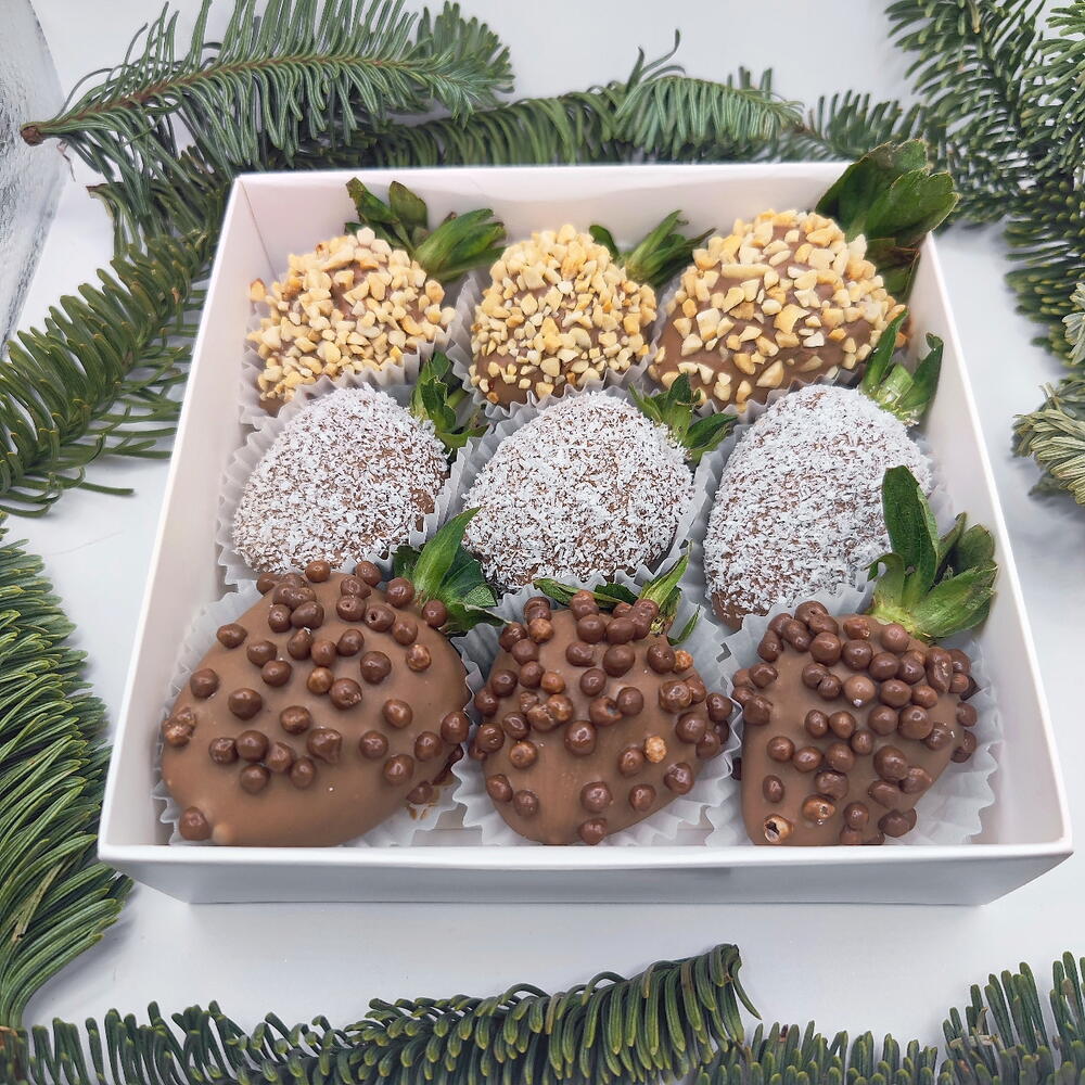 🍓 T17: Клубника в бельгийском шоколаде с арахисом, кокосом и шариками 9-12 ягод - фото 1