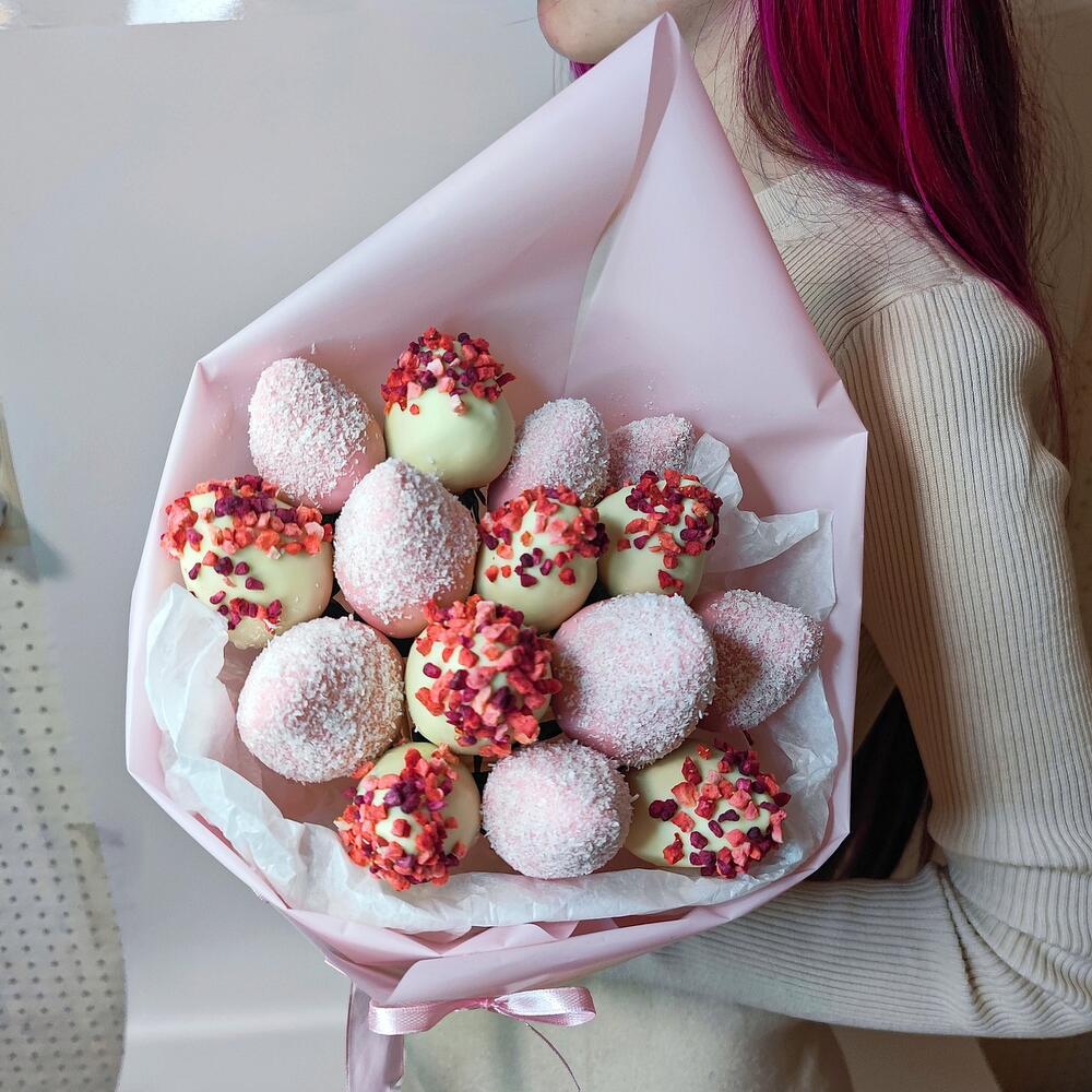 🍓 T09: букет из клубники в шоколаде с малиной и кокосом (13–15 ягод) - фото 3