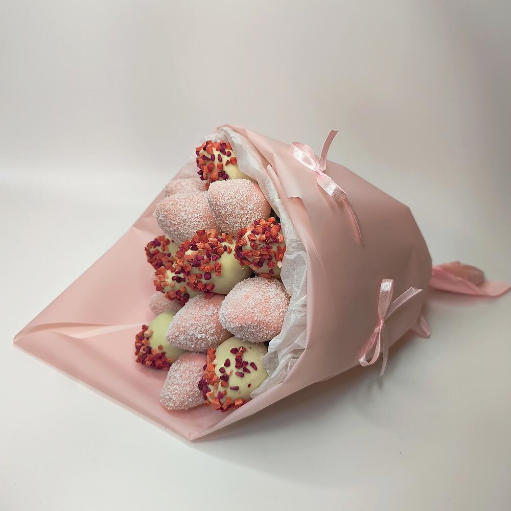 🍓 T09: букет из клубники в шоколаде с малиной и кокосом (13–15 ягод) - фото 4