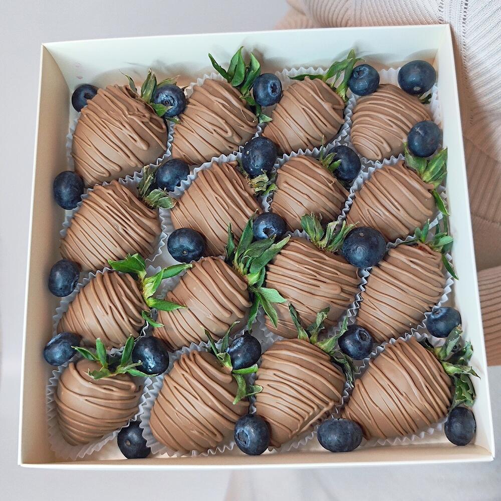 🍓 T11: клубника в шоколаде с голубикой 16-20 ягод - фото 3