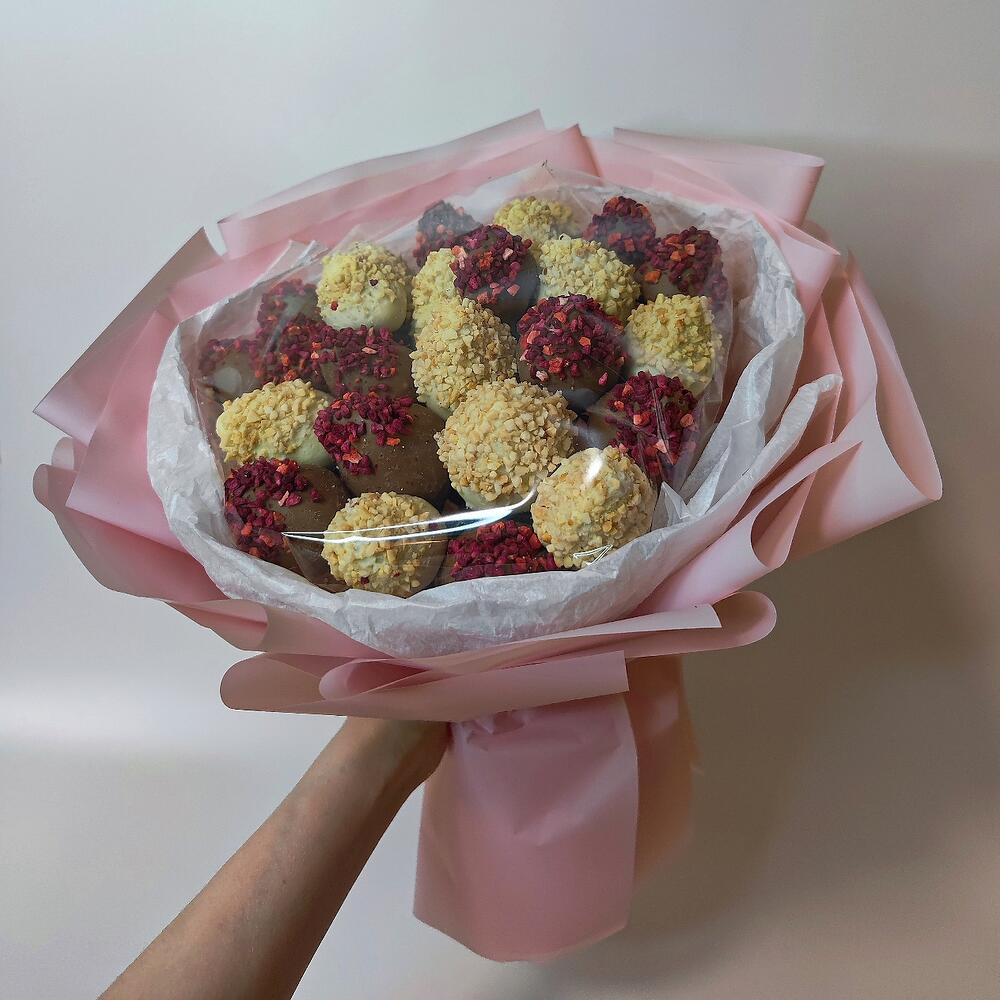 🍓 Т20: Букет клубники в белом и молочном бельгийском шоколаде с малиной (25–30 ягод) - фото 2