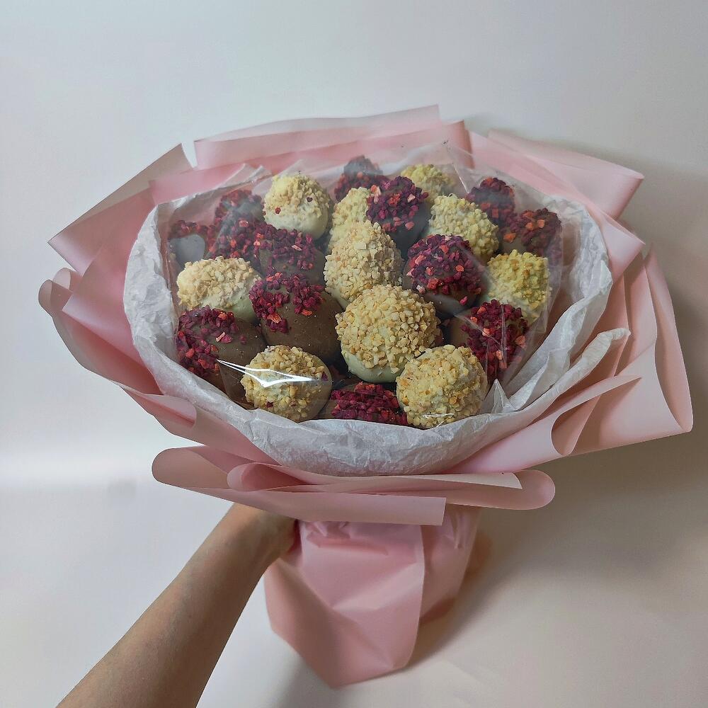 🍓 Т20: Букет клубники в белом и молочном бельгийском шоколаде с малиной (25–30 ягод) - фото 5