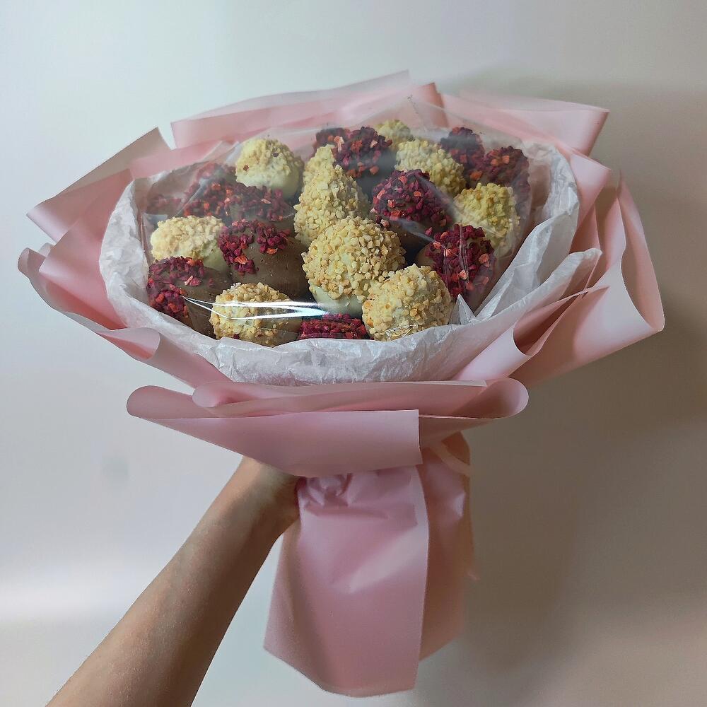 🍓 Т20: Букет клубники в белом и молочном бельгийском шоколаде с малиной (25–30 ягод) - фото 6