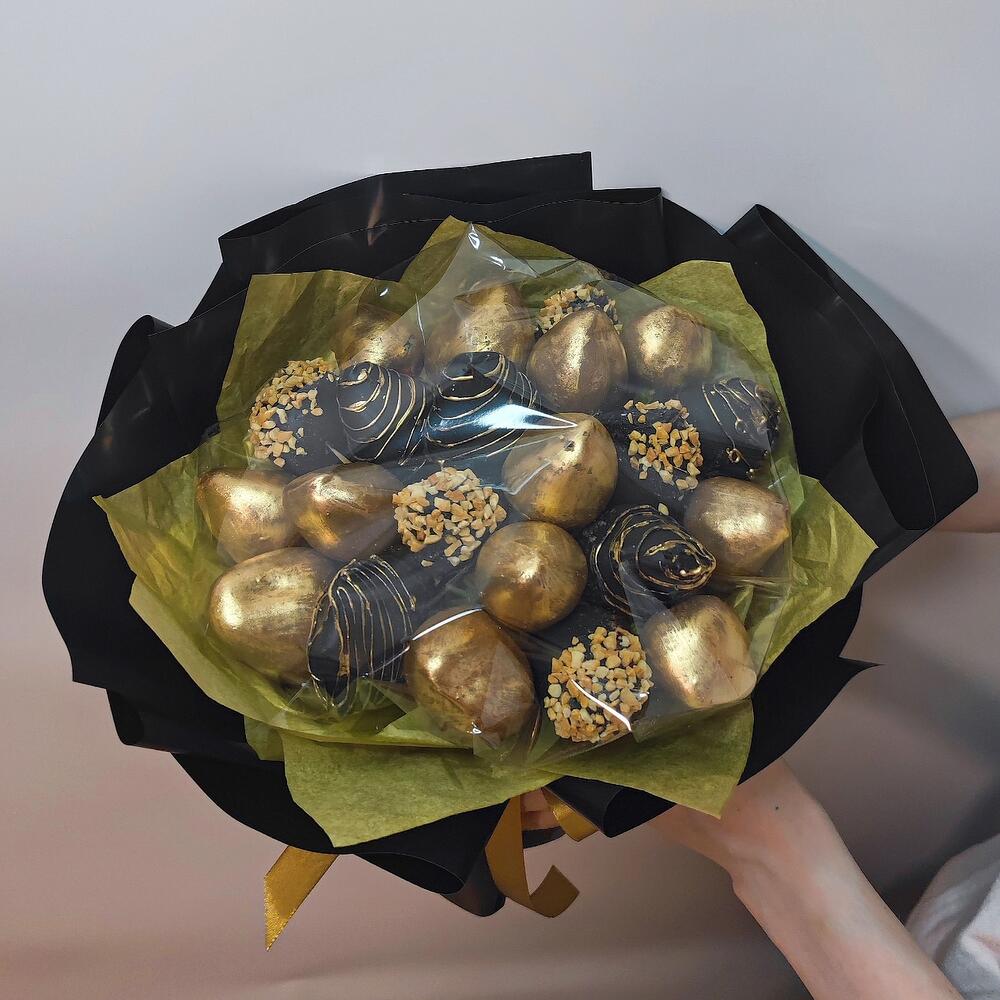 Эксклюзив Букет из клубники в шоколаде черный с золотом. "Black edition" Дробленый арахис. 21-27 ягод - фото 2