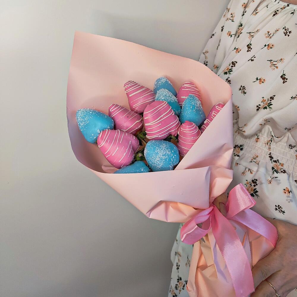 🍓 Т22: Букет из клубники в розово-голубом бельгийском шоколаде (13–15 ягод) - фото 2