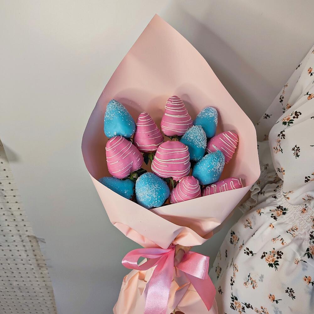 🍓 Т22: Букет из клубники в розово-голубом бельгийском шоколаде (13–15 ягод) - фото 3