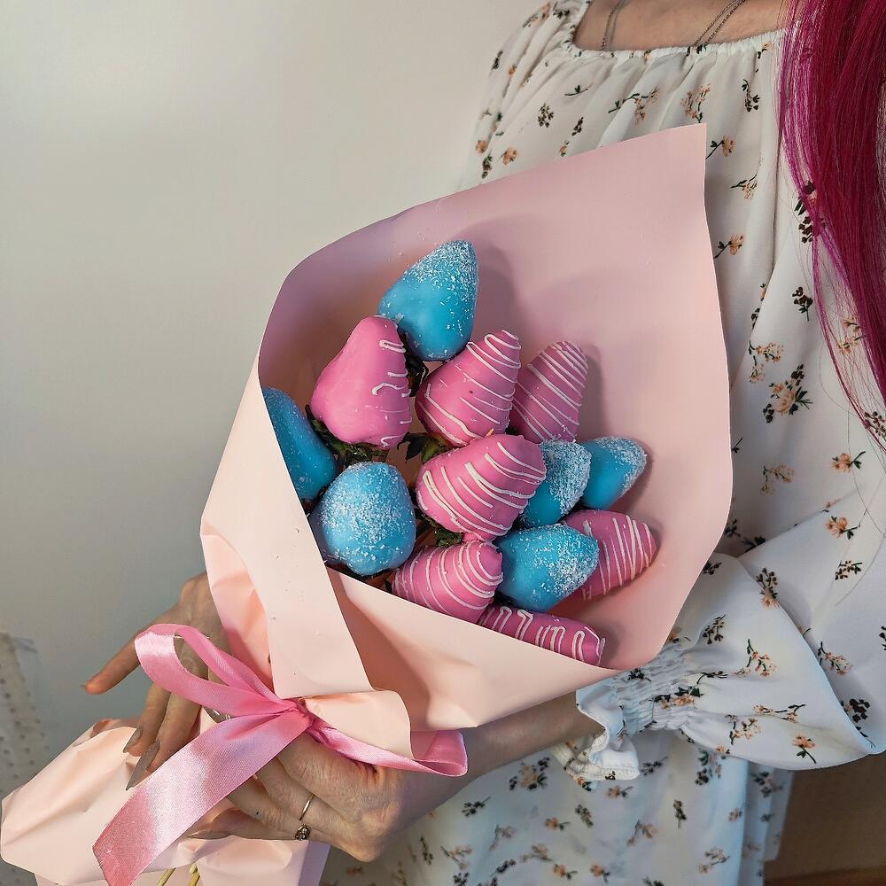 🍓 Т22: Букет из клубники в розово-голубом бельгийском шоколаде (13–15 ягод) - фото 5