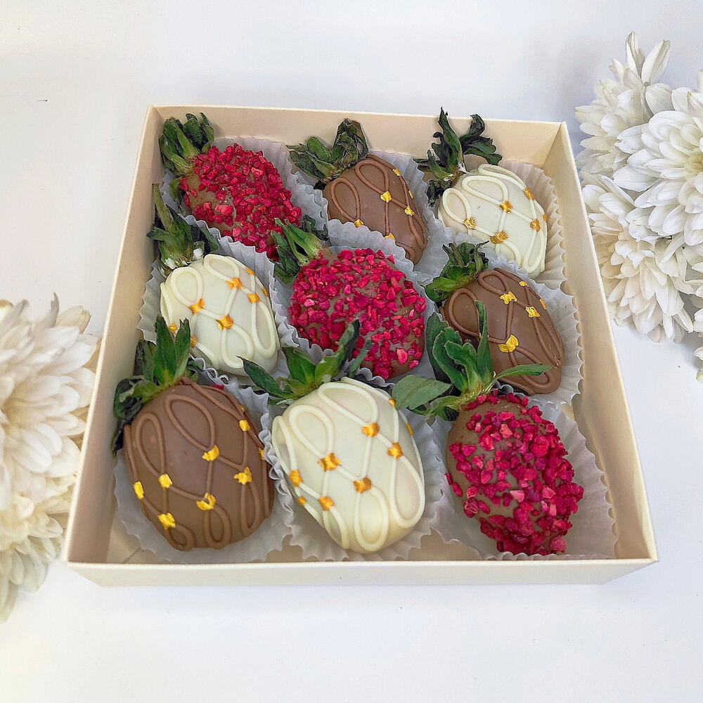 Клубника в шоколаде 9-12 ягод молочный и белый