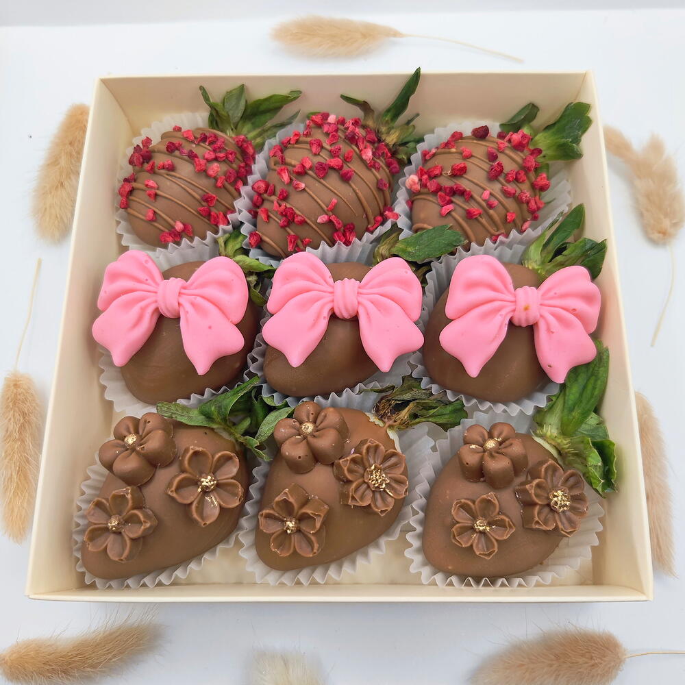 Клубника в шоколаде 9-12 ягод молочный с бантиками - фото 2