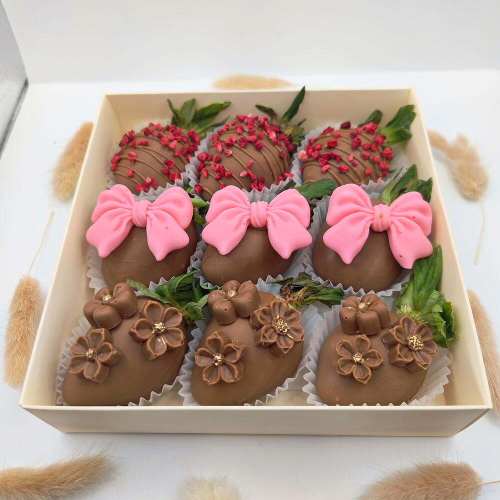 Клубника в шоколаде 9-12 ягод молочный с бантиками - фото 3