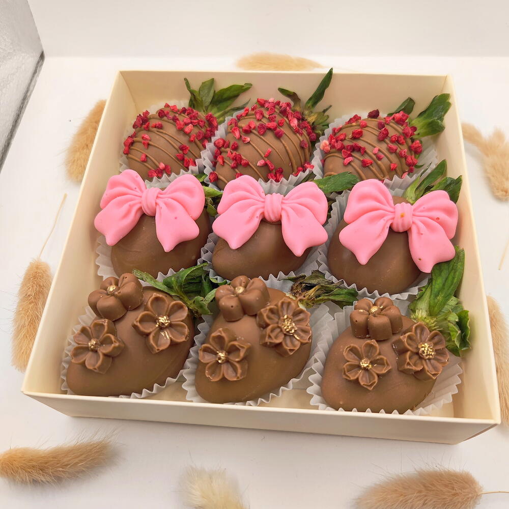 Клубника в шоколаде 9-12 ягод молочный с бантиками - фото 4