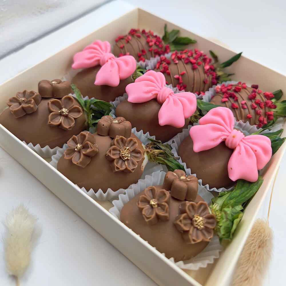 Клубника в шоколаде 9-12 ягод молочный с бантиками - фото 5