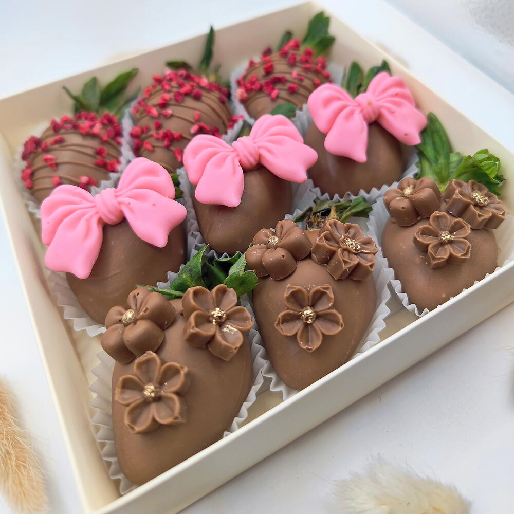 Клубника в шоколаде 9-12 ягод молочный с бантиками - фото 6