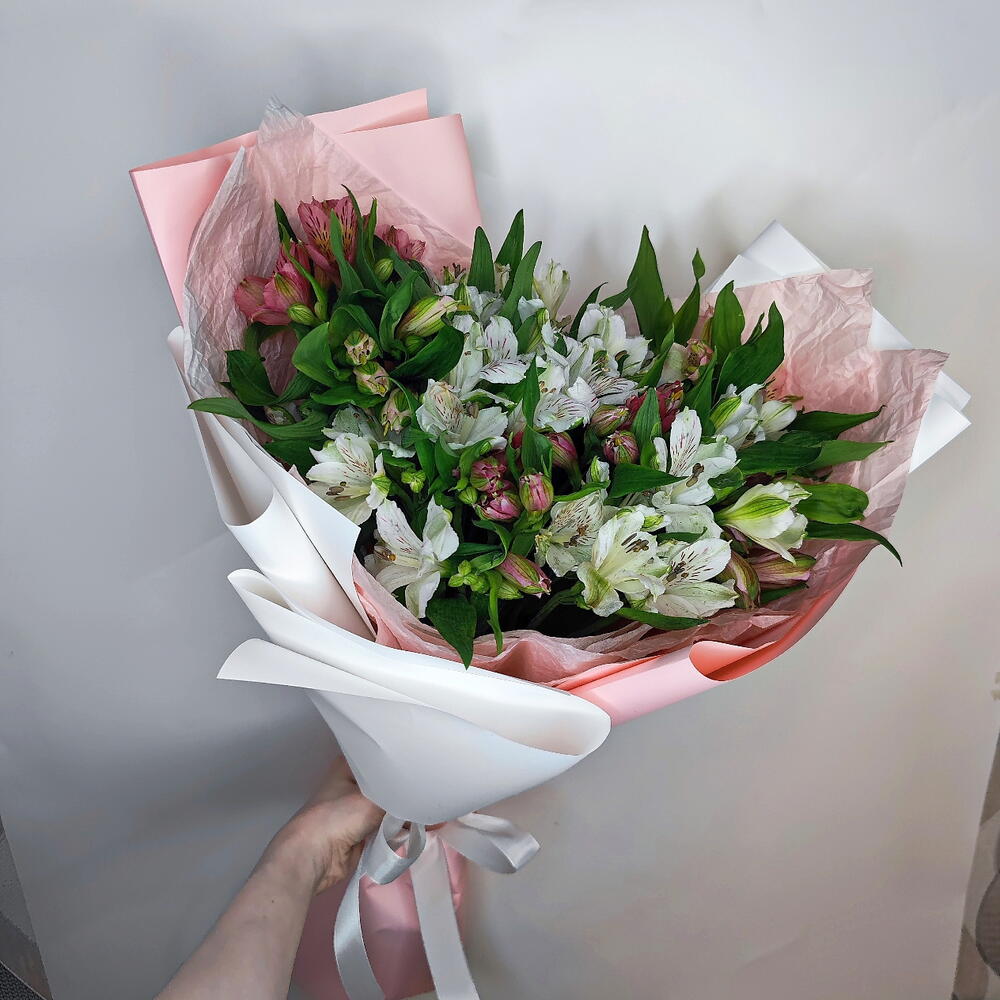 Букет нежных альстромерий розовые и белые - фото 5