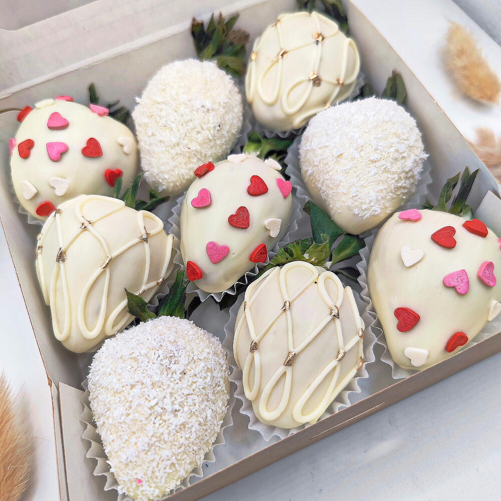 Клубника в шоколаде 9-12 ягод с сердечками белый - фото 2
