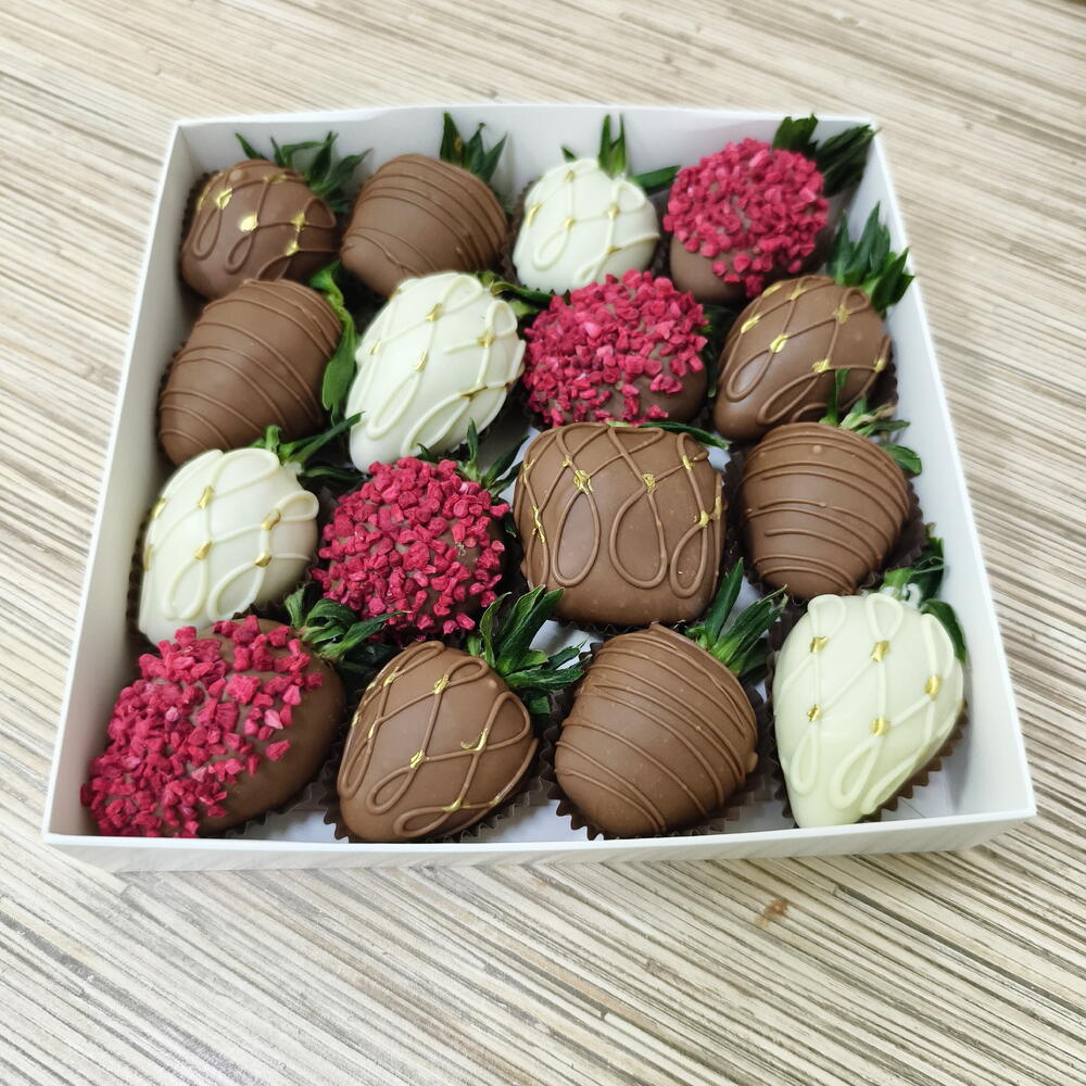 Клубника в шоколаде 16-20 ягод молочный и белый - фото 2