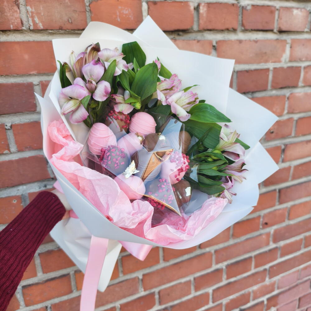 Букет клубники в шоколаде с цветами/ альстромерия/ 13 ягод. Дофаминовый - фото 4