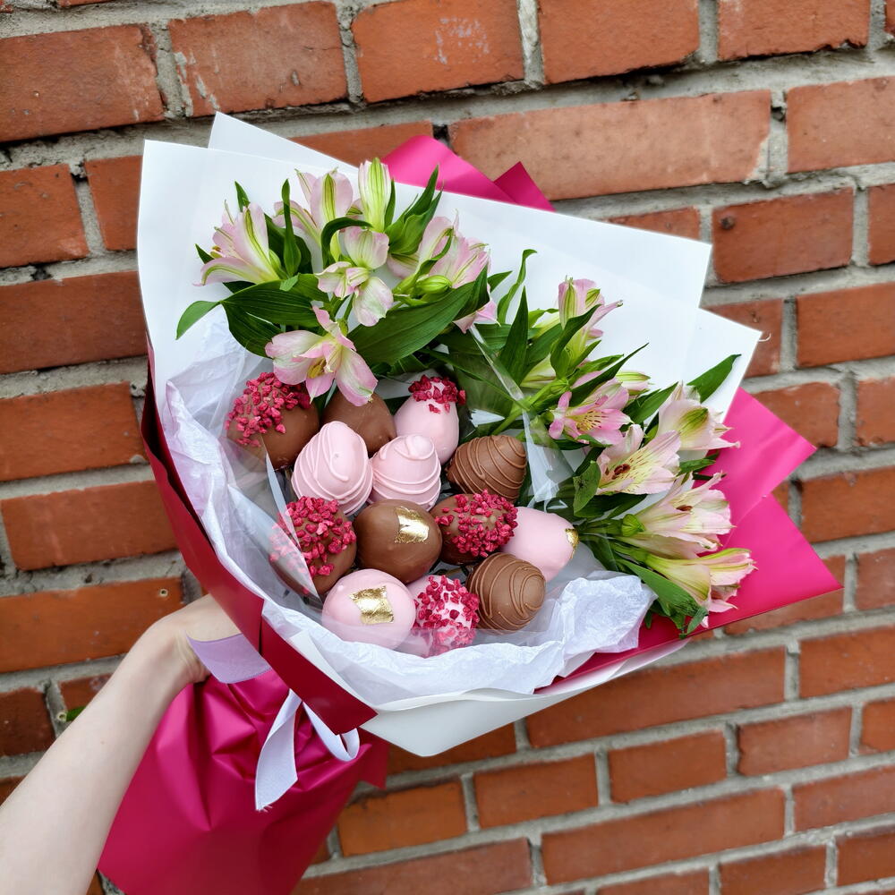 Букет клубники в шоколаде с цветами/ 13 ягод/ Альстромерия. Дофаминовый - фото 2