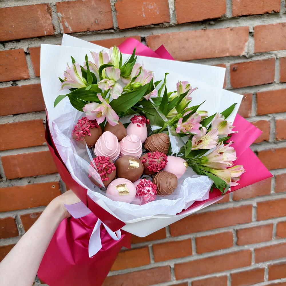 Букет клубники в шоколаде с цветами/ 13 ягод/ Альстромерия. Дофаминовый - фото 3