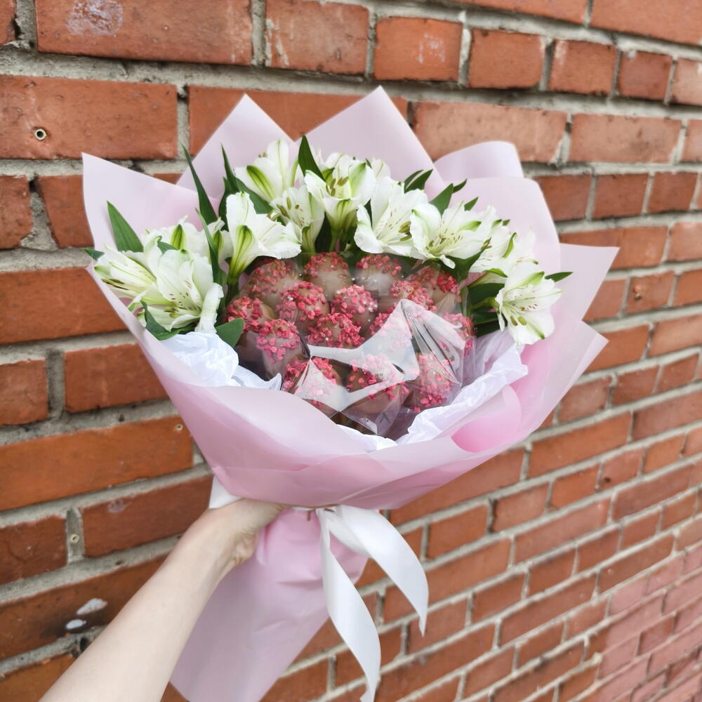 Букет из клубники в шоколаде с цветами/ Альстромерия / 13 ягод - фото 3