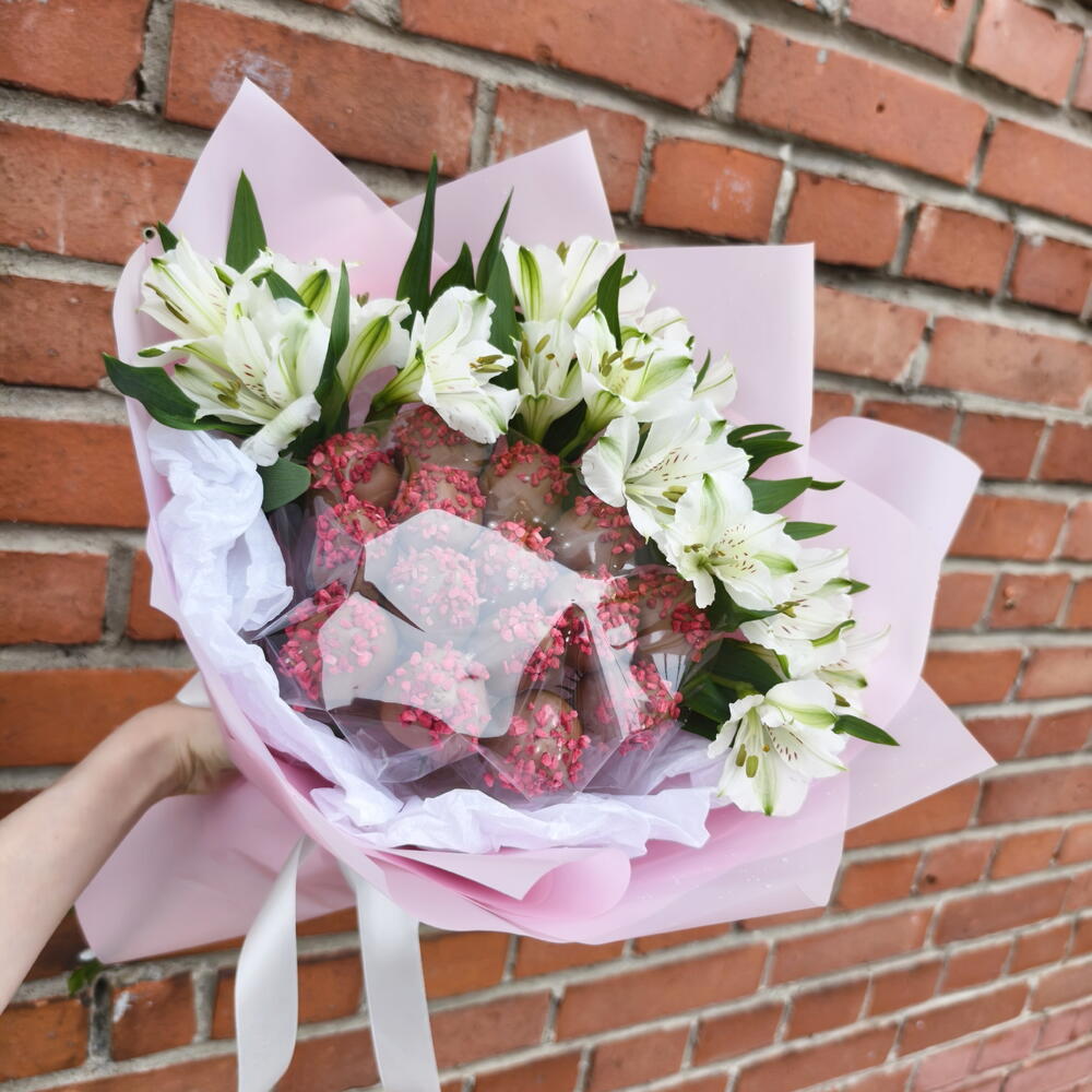Букет из клубники в шоколаде с цветами/ Альстромерия / 13 ягод - фото 6