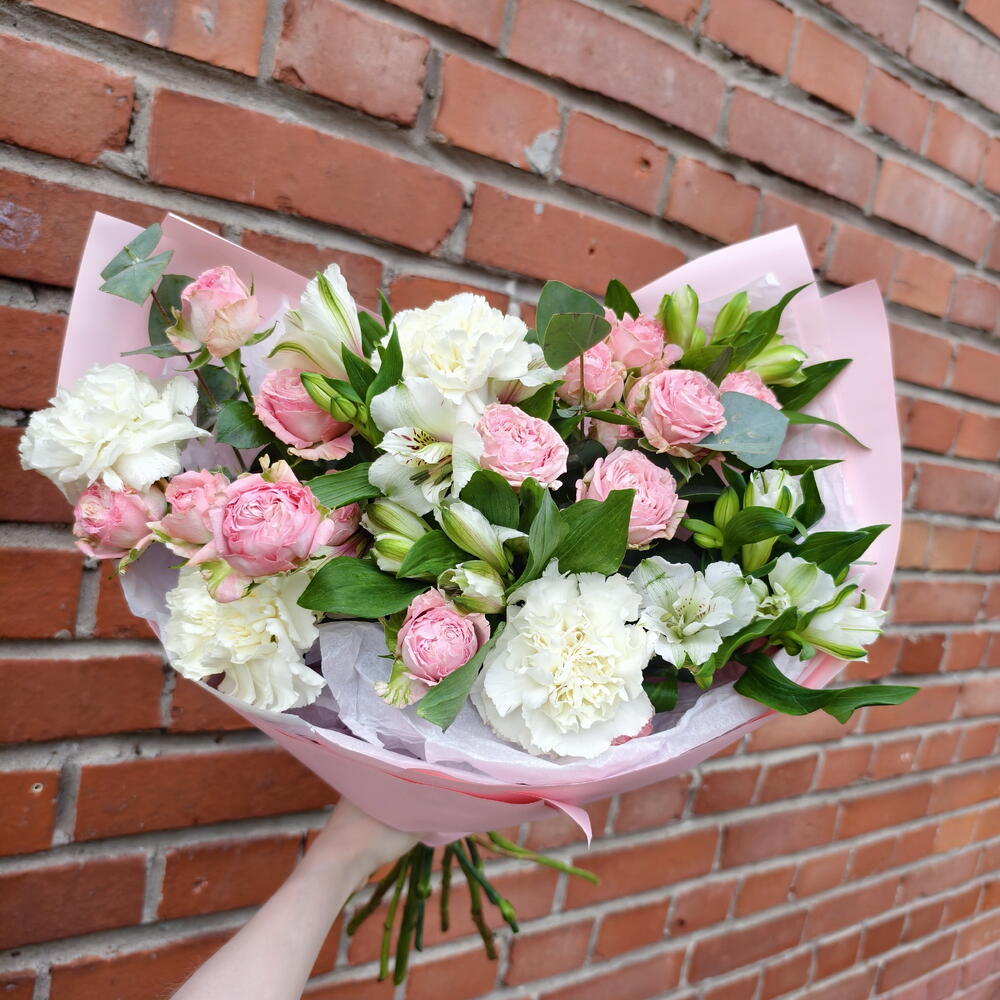 Designer Bouquet with Peony-Shaped Spray Roses, Dianthus, Alstroemeria and Eucalyptus — photo 3