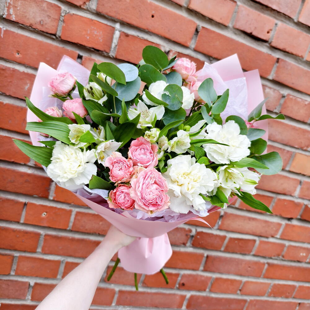 Designer Bouquet with Peony-Shaped Spray Roses, Dianthus, Alstroemeria and Eucalyptus — photo 4