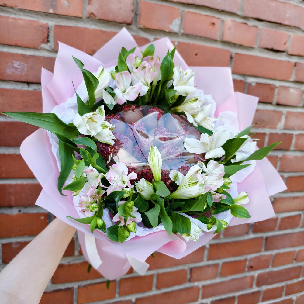 Chocolate-Covered Strawberry and Flower Bouquet, 13 Berries — photo 3