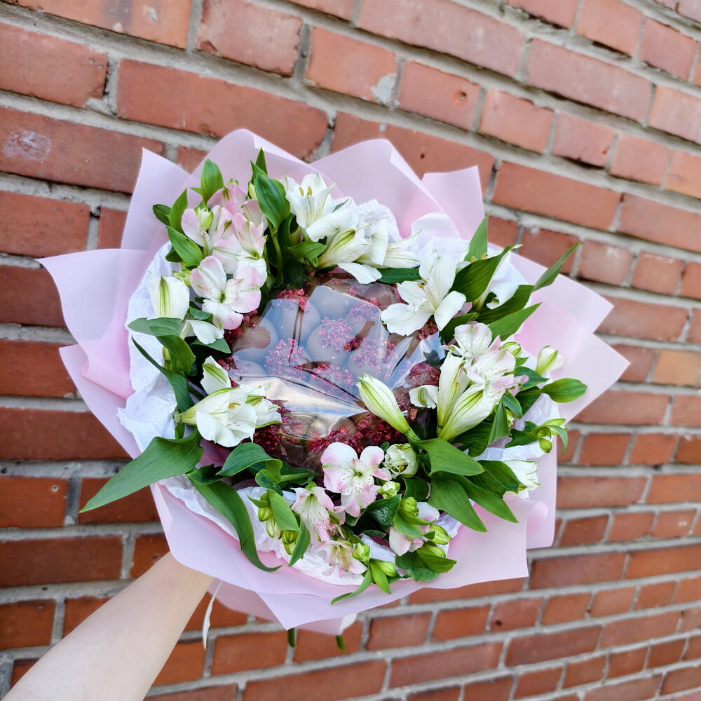 Chocolate-Covered Strawberry and Flower Bouquet, 13 Berries — photo 4