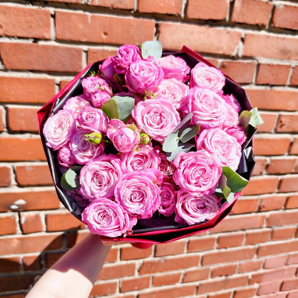 Peony-Style Spray Rose Bouquet with Eucalyptus — photo 1