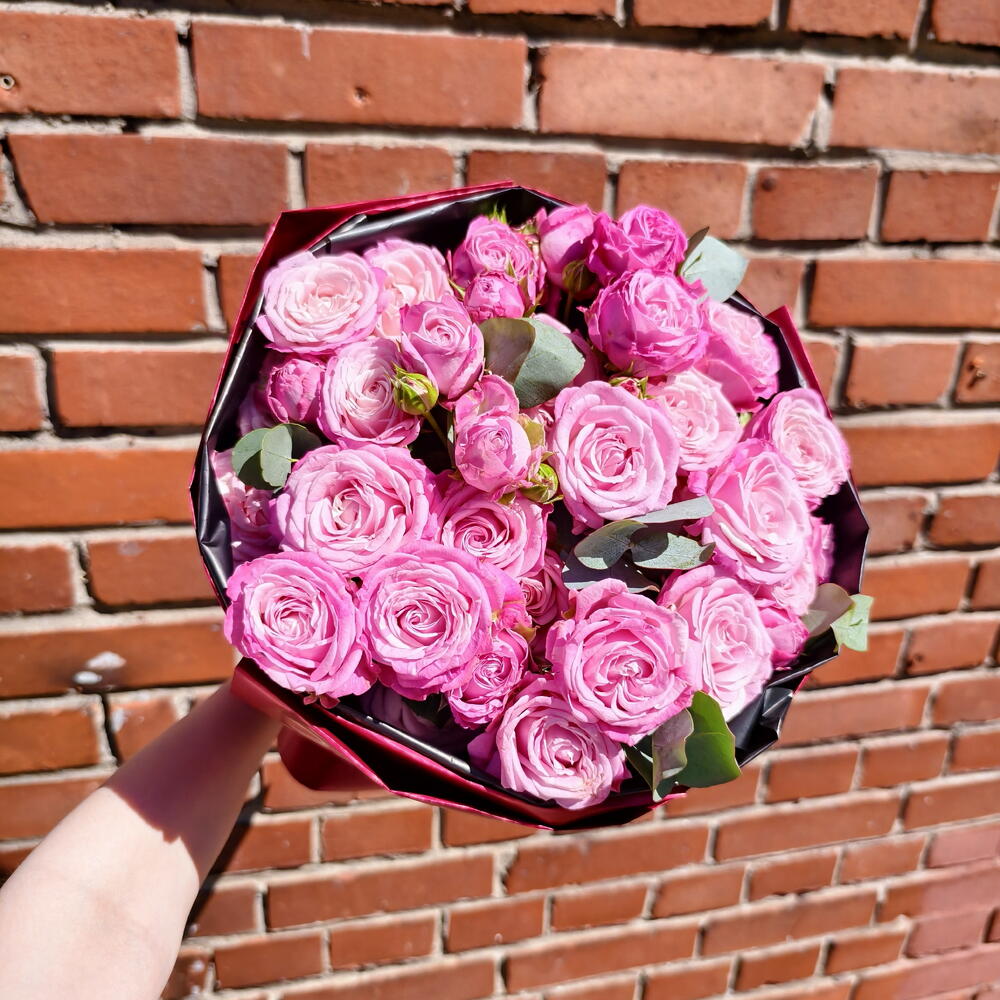 Peony-Style Spray Rose Bouquet with Eucalyptus — photo 2