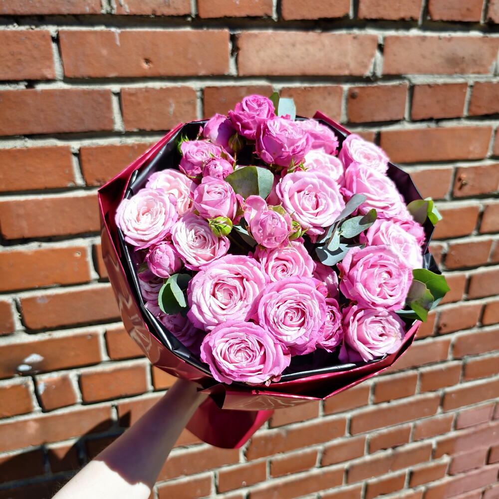 Peony-Style Spray Rose Bouquet with Eucalyptus — photo 4