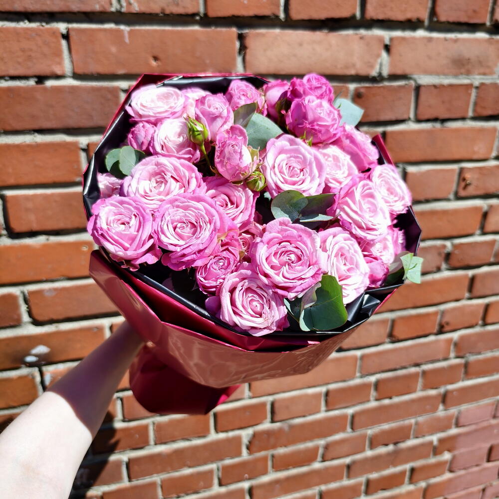Peony-Style Spray Rose Bouquet with Eucalyptus — photo 5
