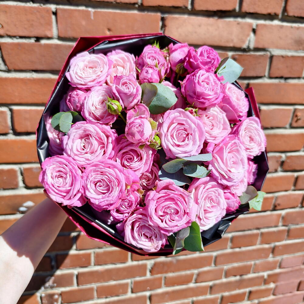 Peony-Style Spray Rose Bouquet with Eucalyptus — photo 6