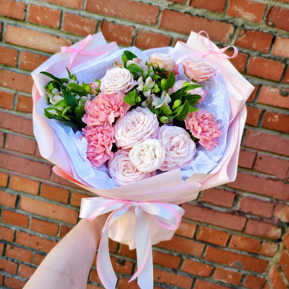 Signature Bouquet with Peony-Style Roses, Bombastic Spray Roses, Alstroemeria and Dianthus — photo 1