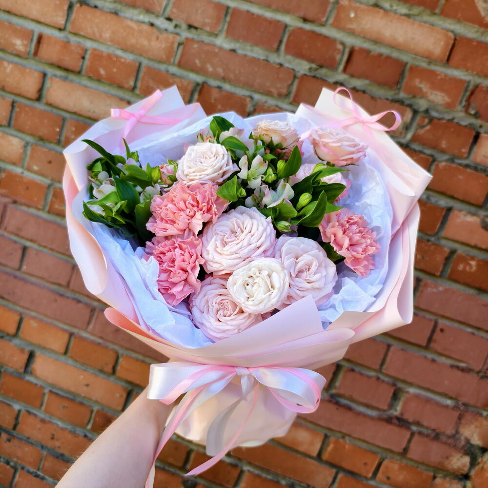 Signature Bouquet with Peony-Style Roses, Bombastic Spray Roses, Alstroemeria and Dianthus — photo 3