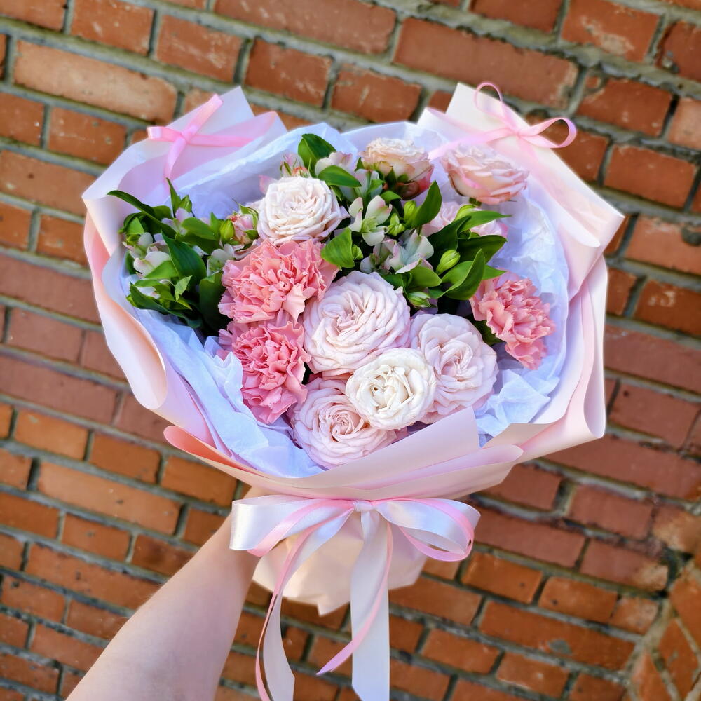 Signature Bouquet with Peony-Style Roses, Bombastic Spray Roses, Alstroemeria and Dianthus — photo 4