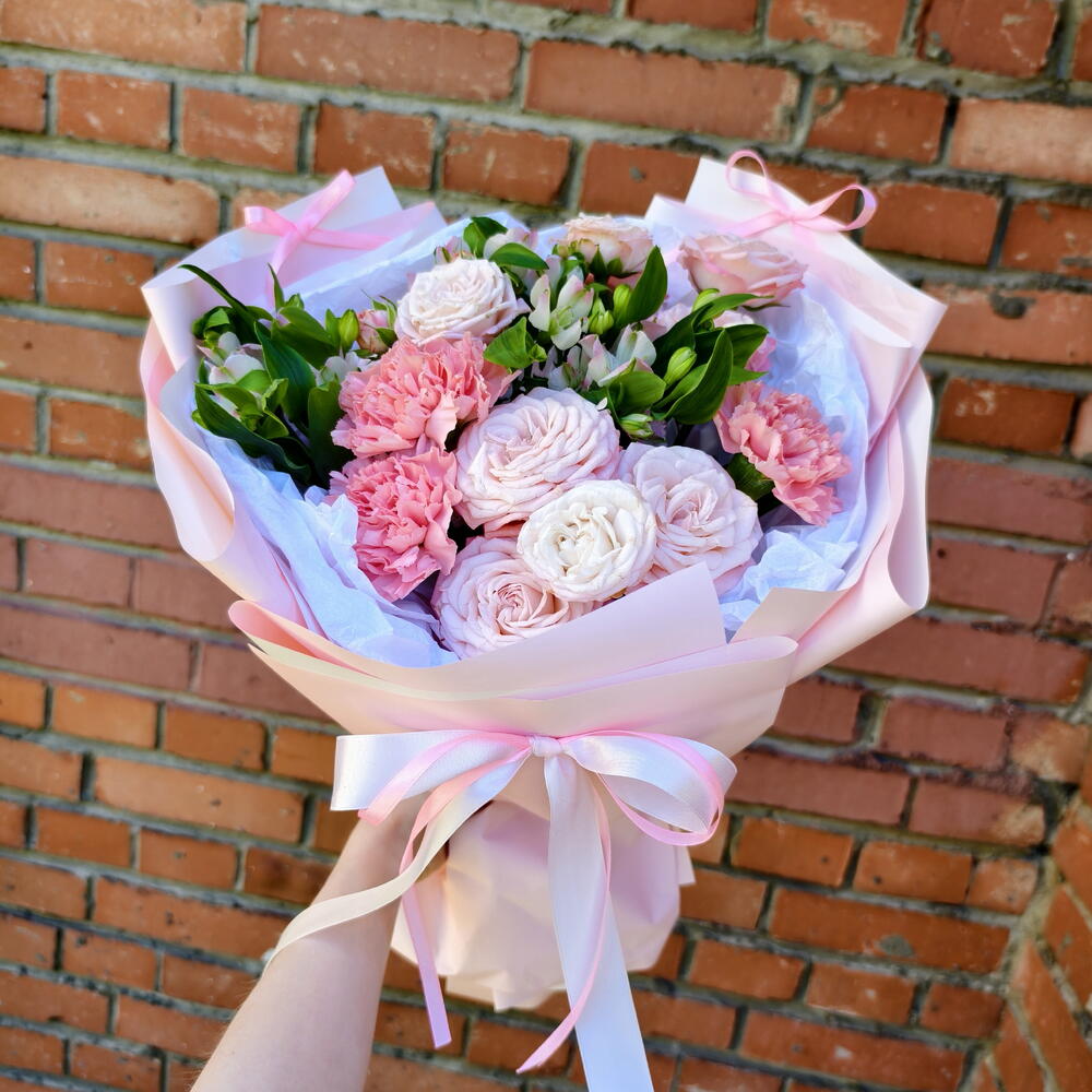 Signature Bouquet with Peony-Style Roses, Bombastic Spray Roses, Alstroemeria and Dianthus — photo 5