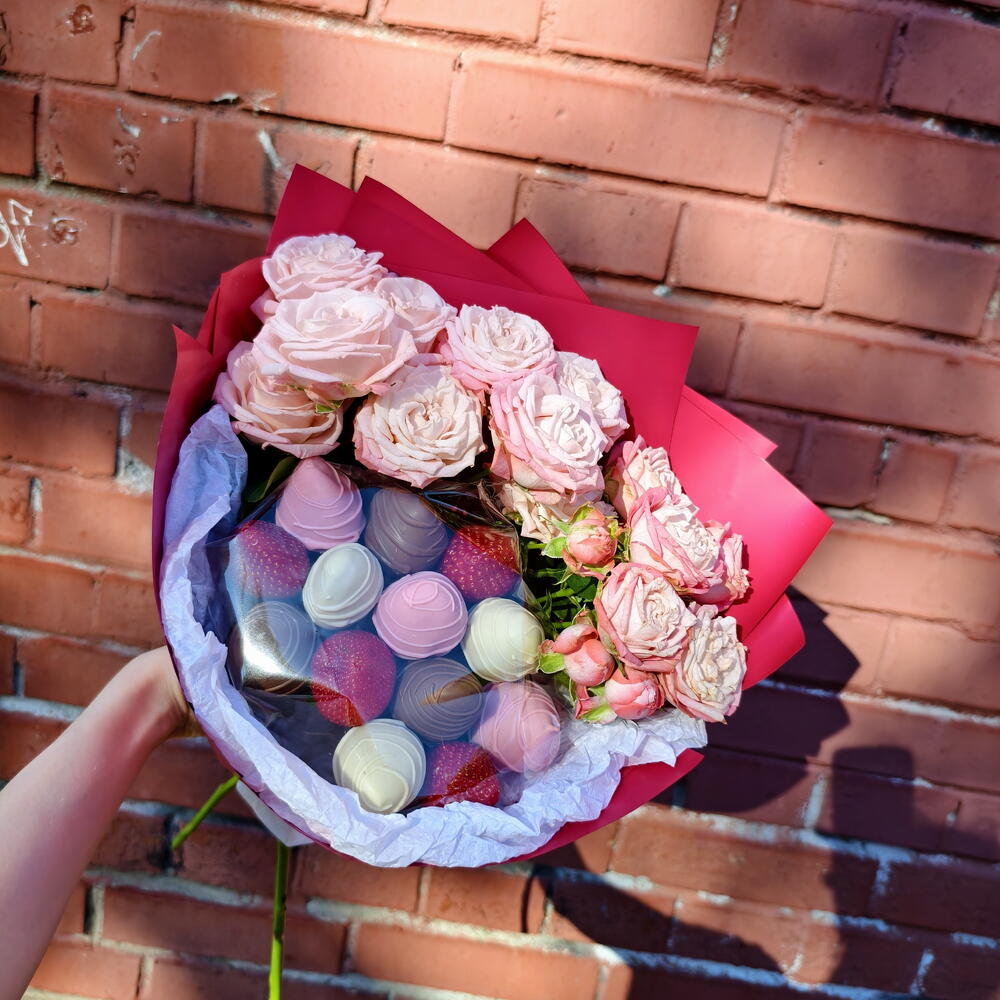 Chocolate-Covered Strawberry and Spray Rose Bouquet, 13 Berries — photo 1