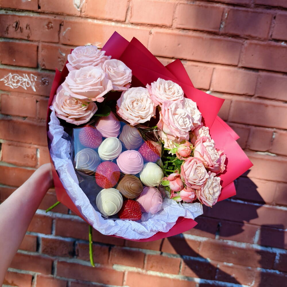Chocolate-Covered Strawberry and Spray Rose Bouquet, 13 Berries — photo 4