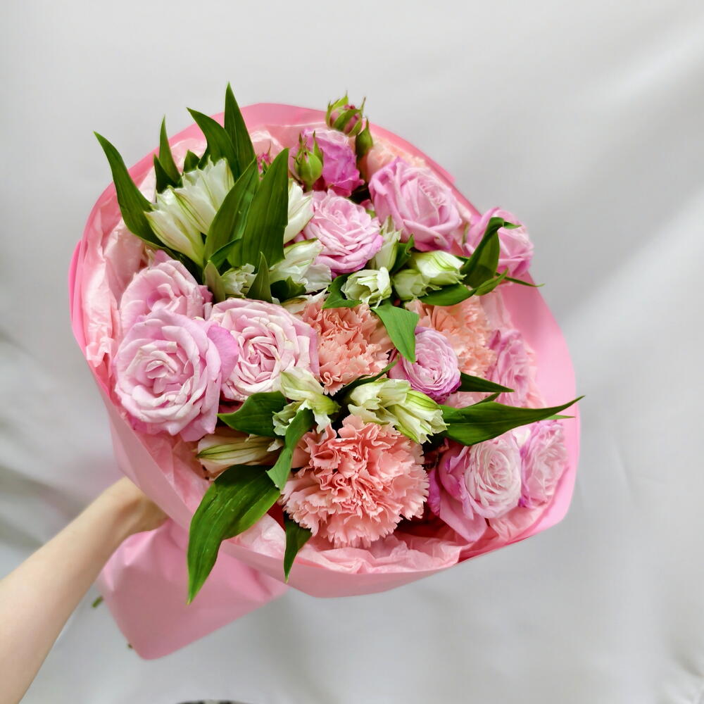Peony-Style Spray Rose, Dianthus and Alstroemeria Bouquet — September 1 — photo 7