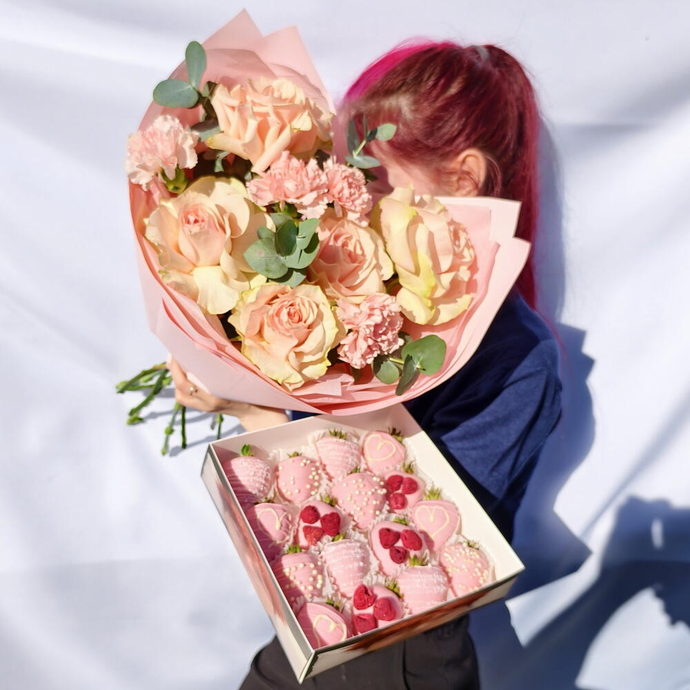 Nowkie × Flowwow Chocolate-Covered Strawberry and Flower Set, 16–20 Berries, Variant 2