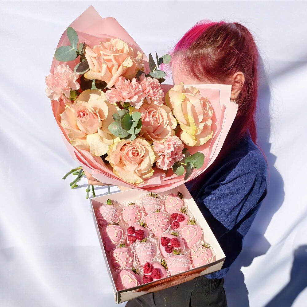 Nowkie × Flowwow Chocolate-Covered Strawberry and Flower Set, 16–20 Berries, Variant 2 — photo 2