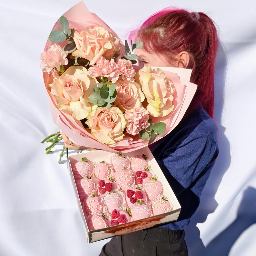 Nowkie × Flowwow Chocolate-Covered Strawberry and Flower Set, 16–20 Berries, Variant 2 — photo 3