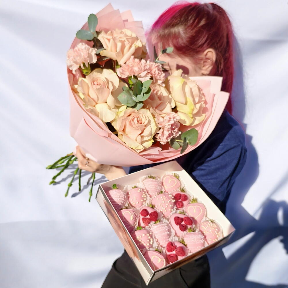 Nowkie × Flowwow Chocolate-Covered Strawberry and Flower Set, 16–20 Berries, Variant 2 — photo 4