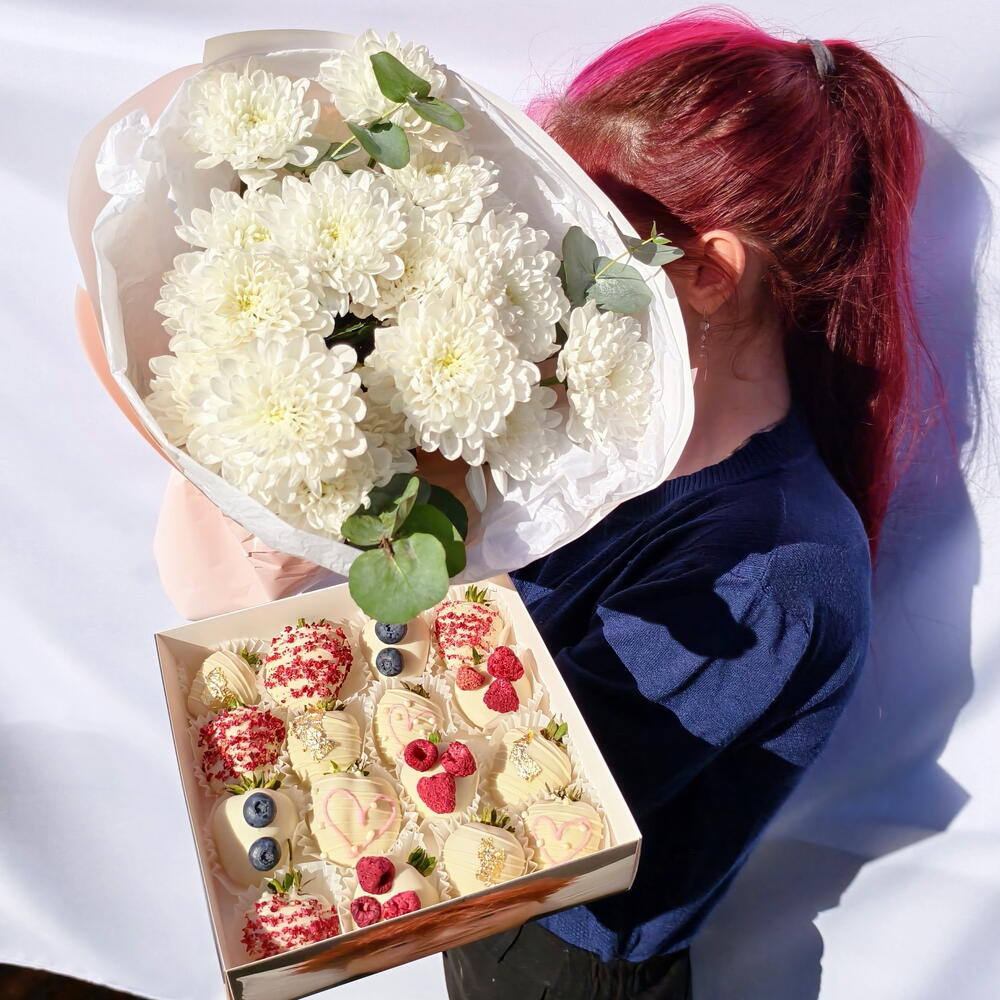 Nowkie × Flowwow Chocolate-Covered Strawberry and Flower Set, 16–20 Berries, Variant 3